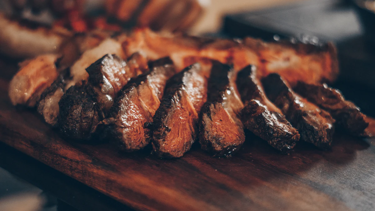 Carne fatiada ao ponto sobre tábua de madeira